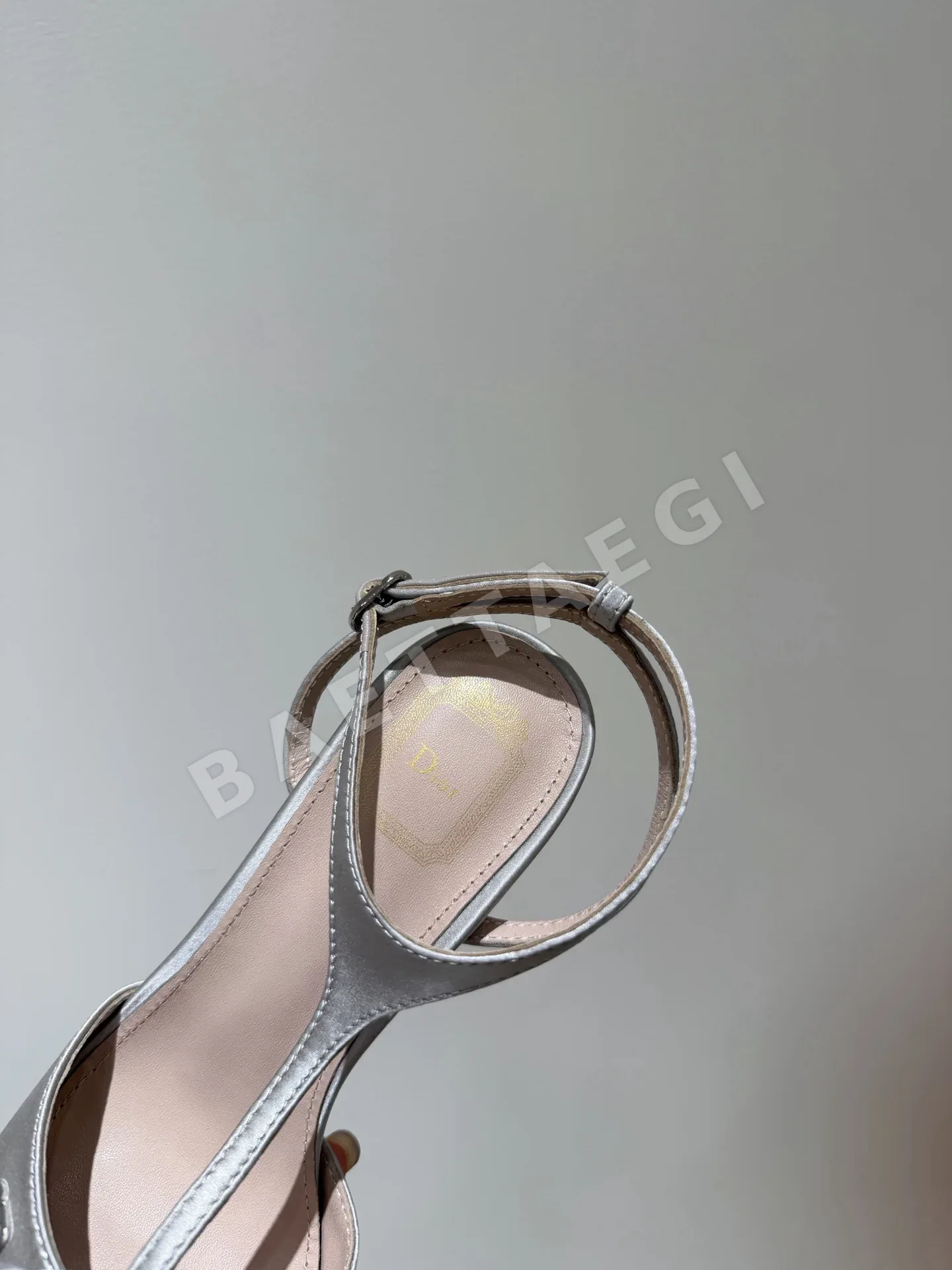 디올 카멜리아 새틴 T 스트랩 스틸레토 샌들 상세 이미지 6