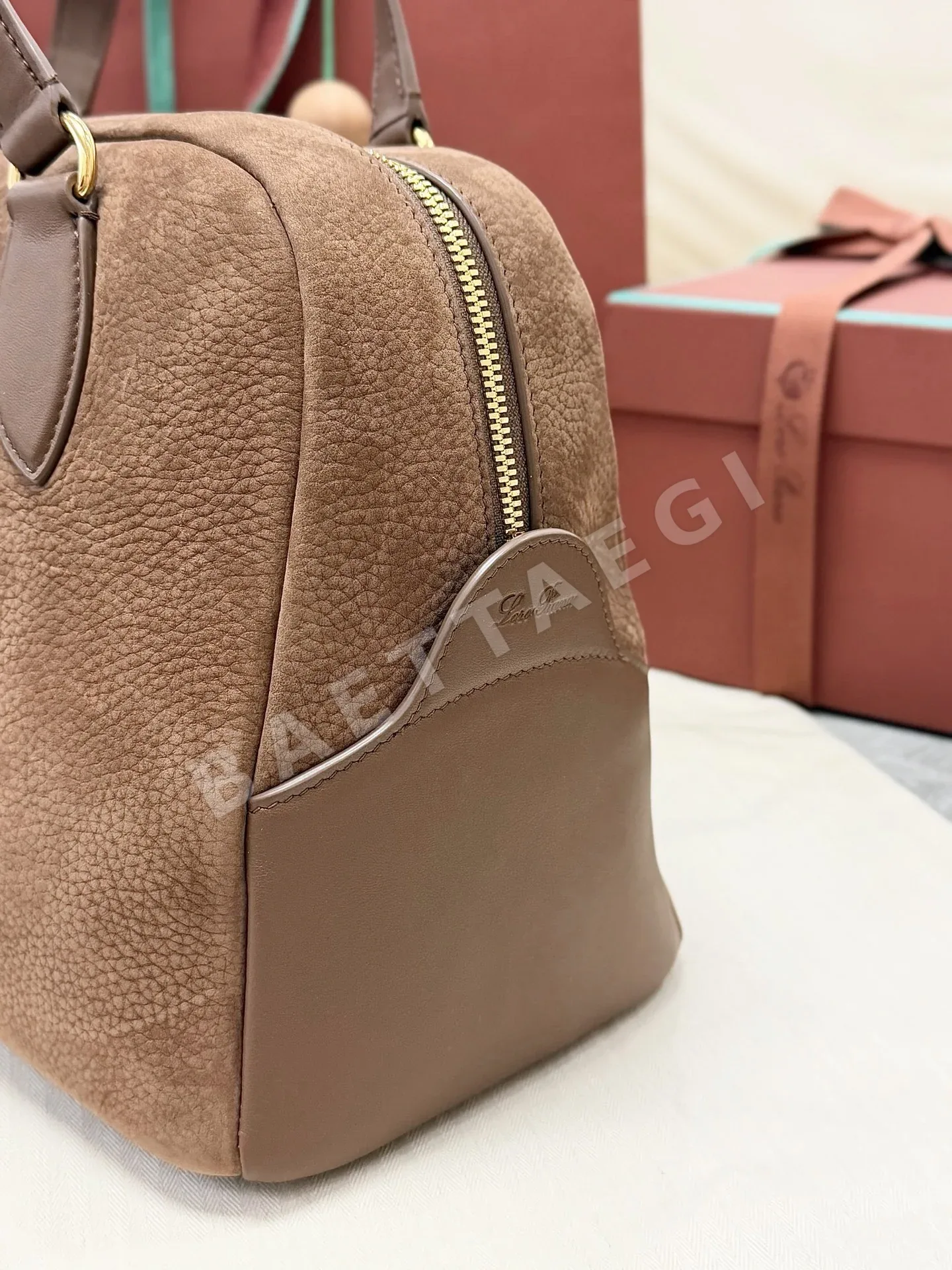 로로피아나 니들 스웨이드 핸드백 상세 이미지 4