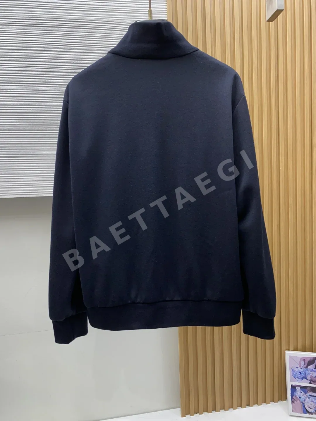 루이비통 뉴 모노그램 패턴 양면 스웨이드 보머 자켓 상세 이미지 11