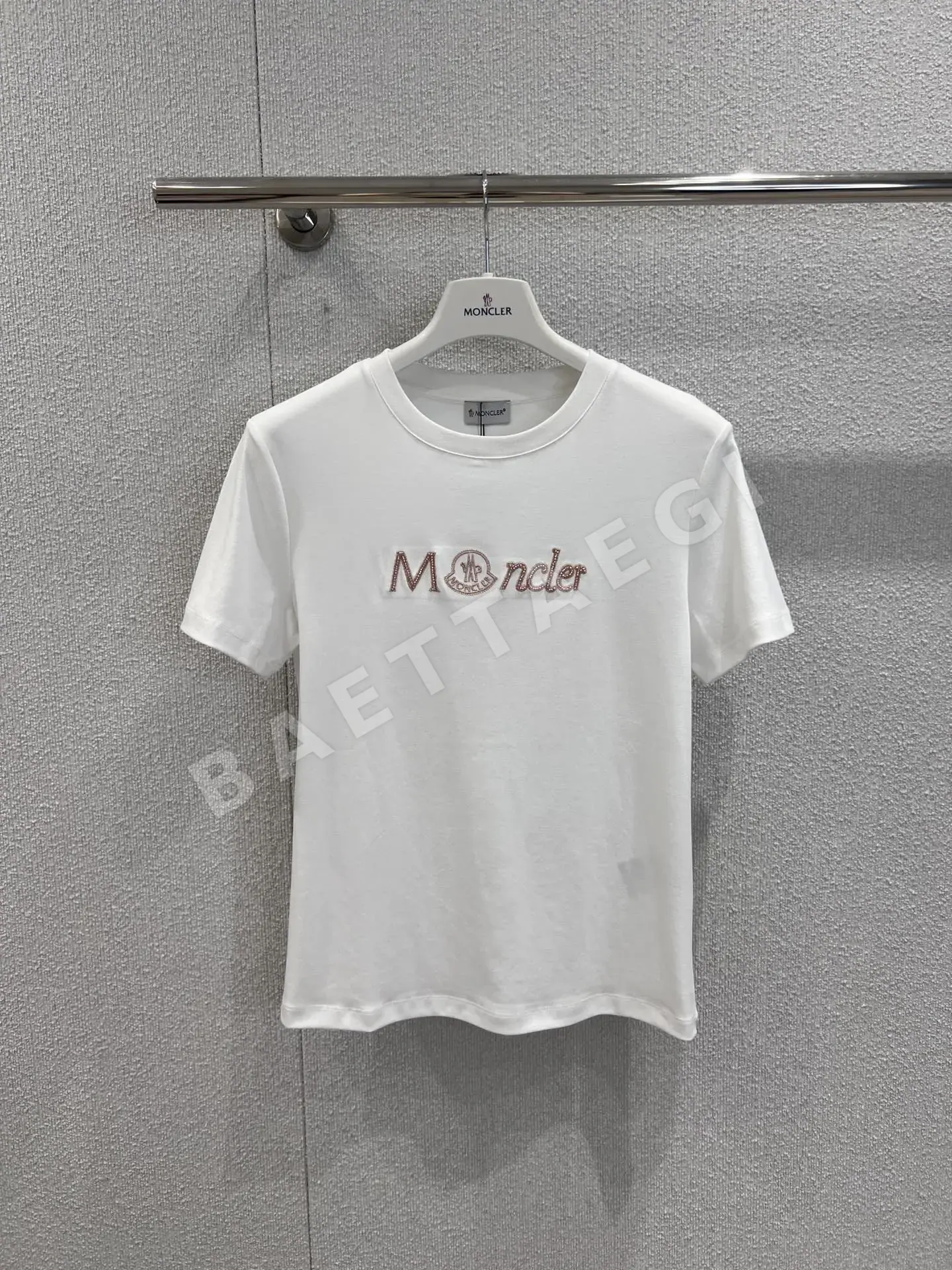 몽클레르 비즈 장식 레터링 여성 반팔 티셔츠 상세 이미지 3