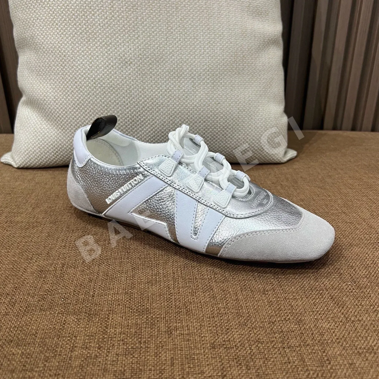 루이비통 스니커즈 램스킨 모노그램 LV 로고 상세 이미지 7