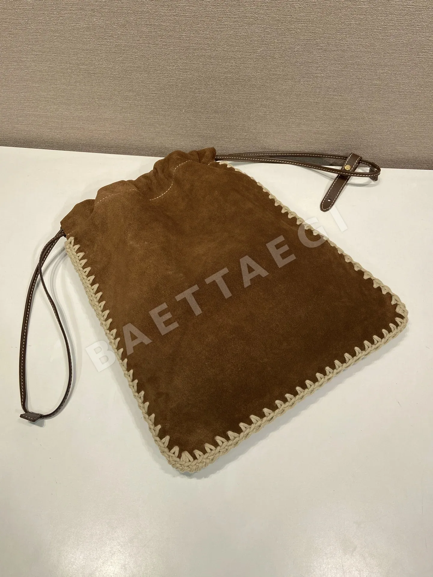 프라다 직조 스웨이드 클러치백 1NK063 상세 이미지 4