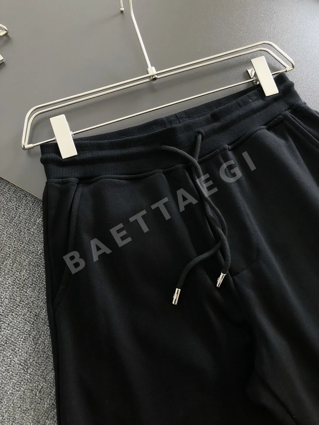 로에베 자수 로고 드로스트링 남성 반바지 상세 이미지 4