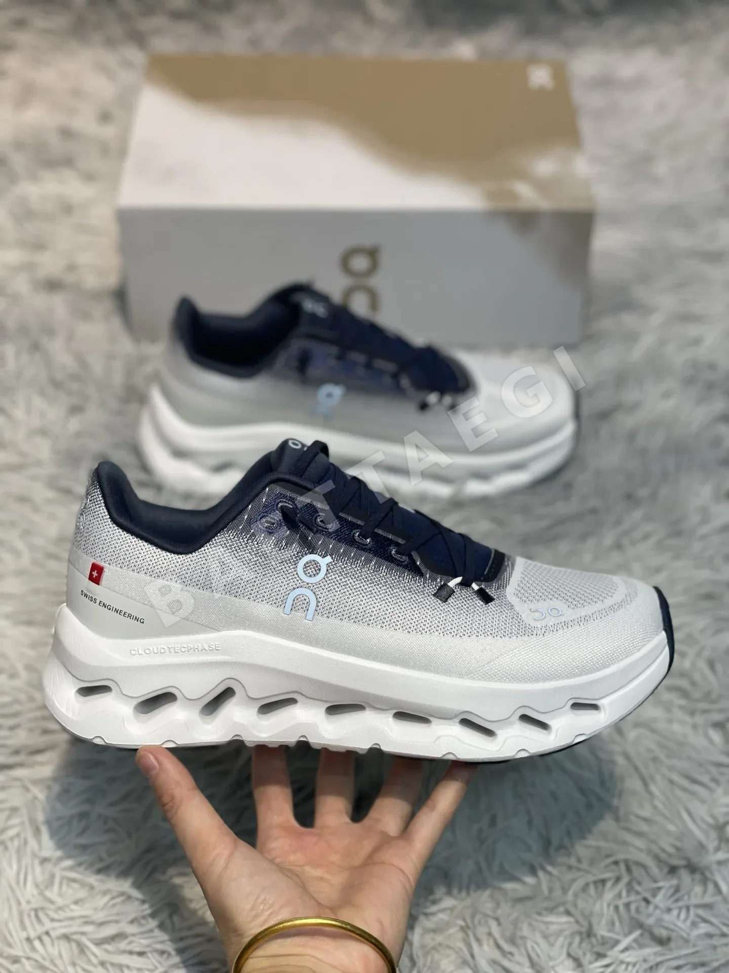 ON 온클라우드 틸트 오프로드 신발 102774