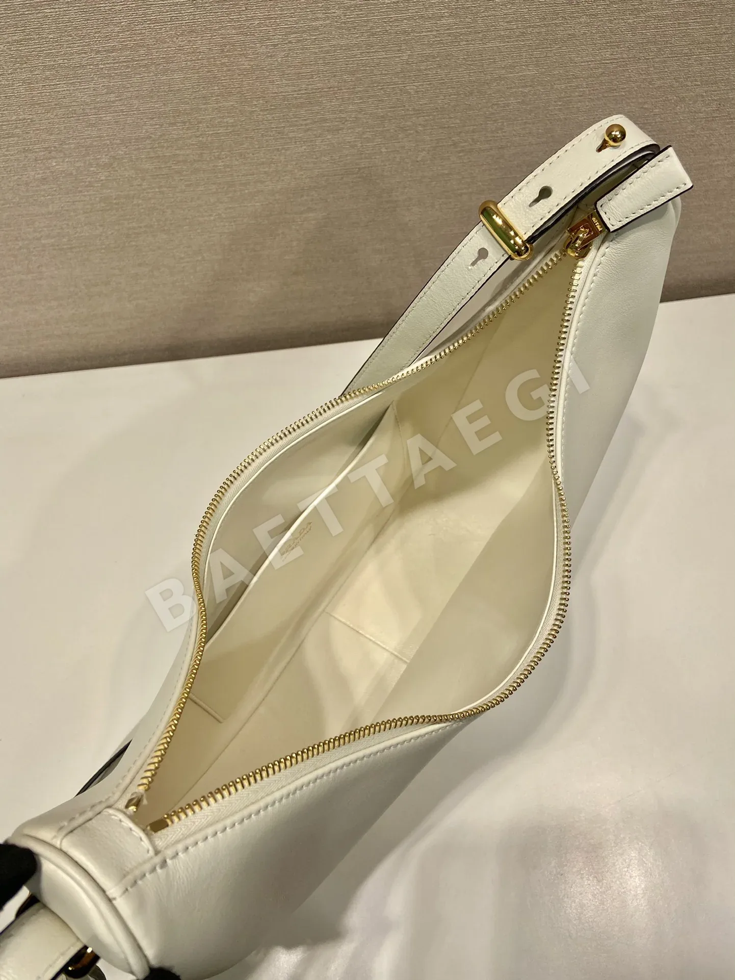 프라다 1BC212 라지 숄더백 상세 이미지 8
