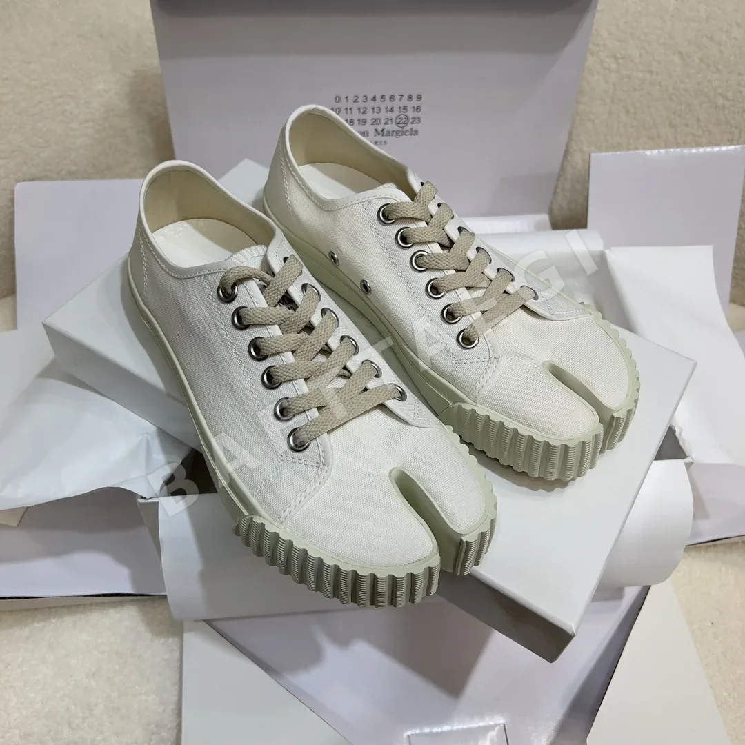 마르지엘라 프렌치 스플릿 토 발카나이즈드 캔버스 신발 94467