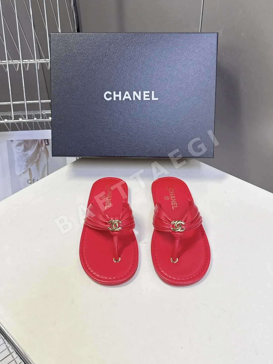 샤넬 골드 더블 C 로고 가죽 쪼리 샌들 98387