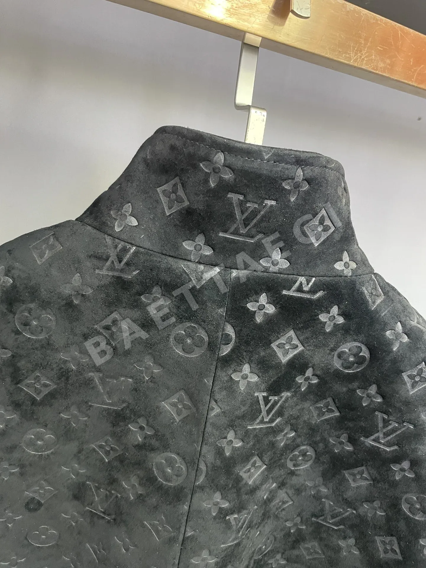 루이비통 스웨이드 모노그램 엠보스 자켓 상세 이미지 7