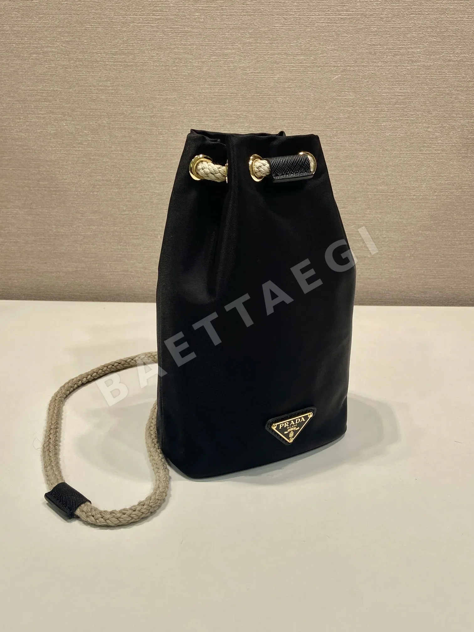 프라다 리사이클 나일론 복주머니 스마트폰 가방 1ZT094 상세 이미지 2