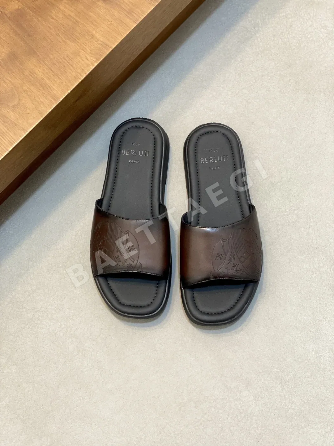 벨루티 수제 송아지가죽 슬리퍼 104514