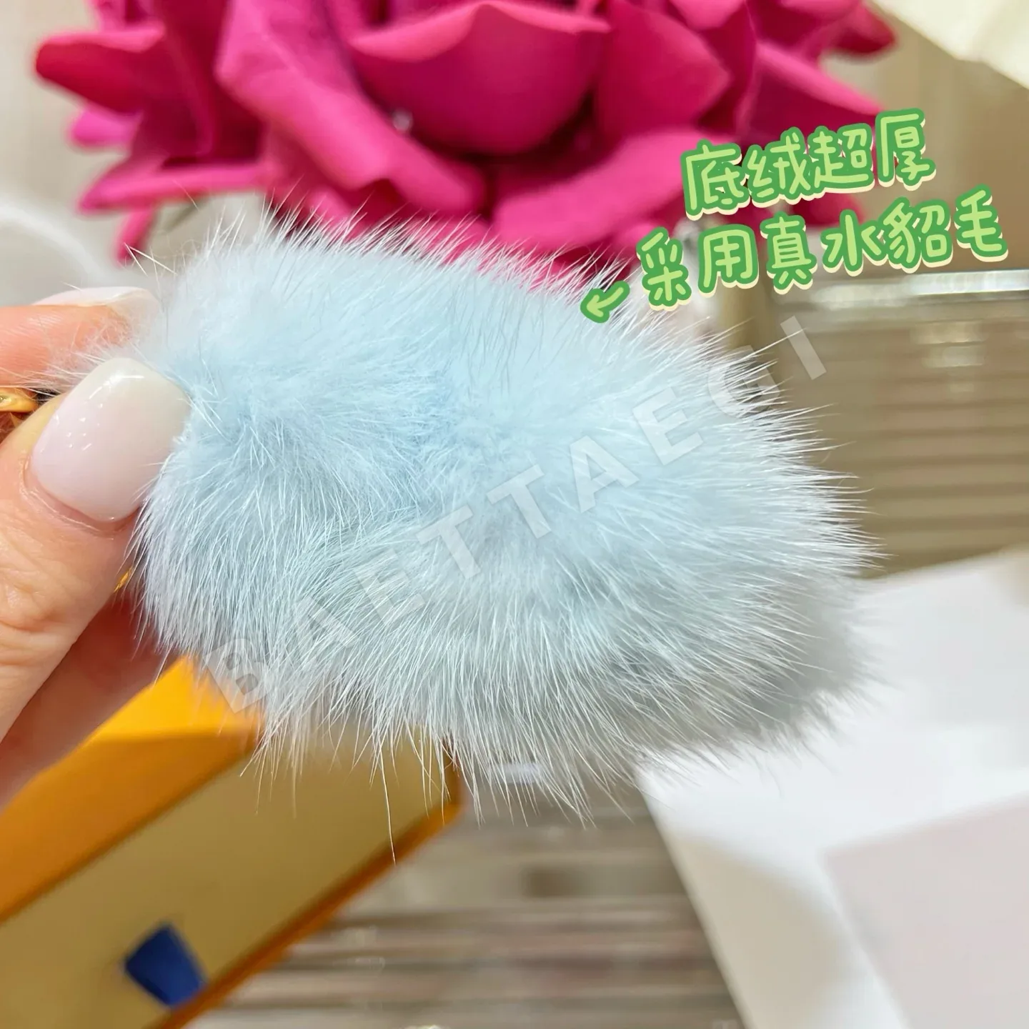 루이비통 오리지널 밍크 퍼 폼폼 키링 상세 이미지 4