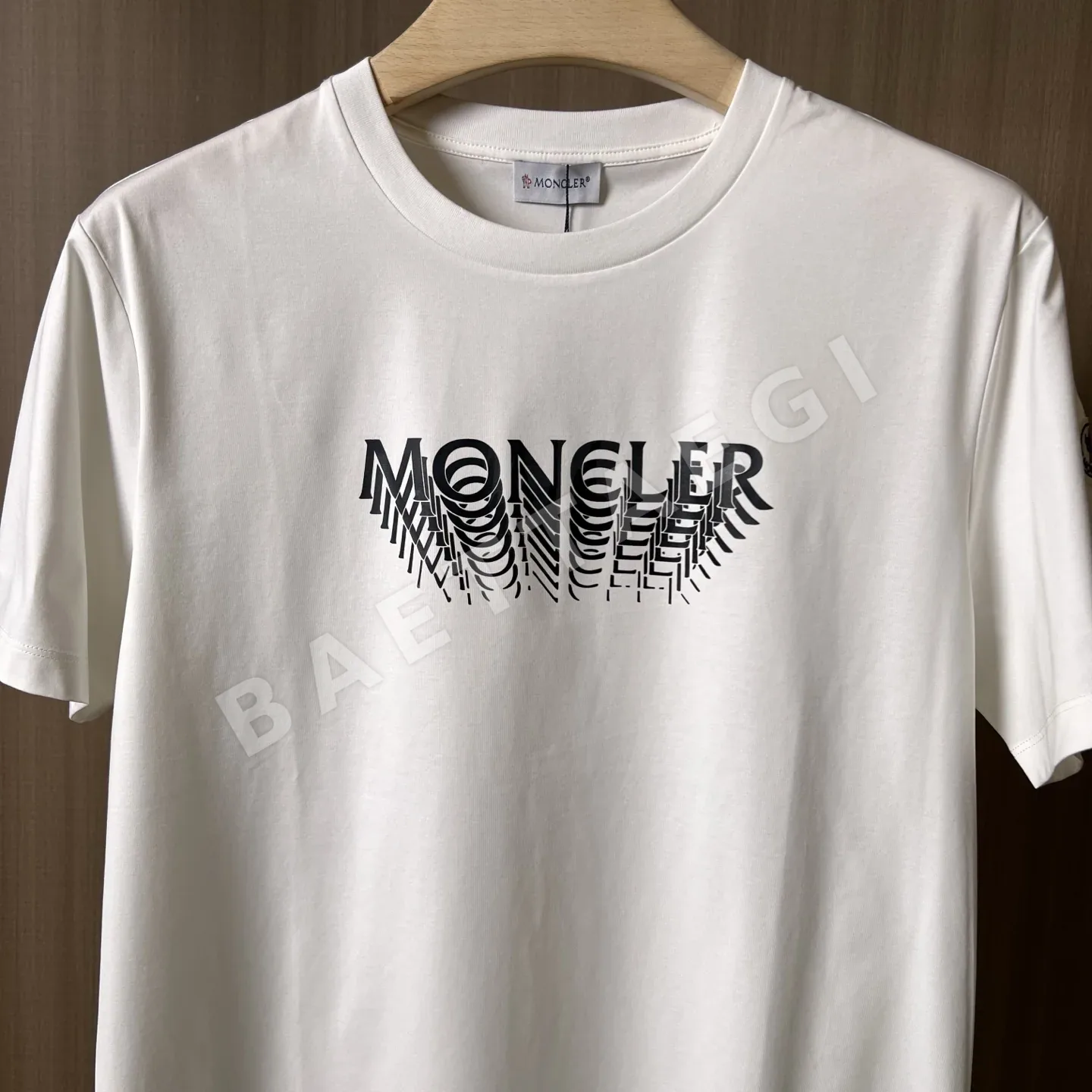 몽클레르 오버래핑 그라데이션 로고 반팔 티셔츠 상세 이미지 3