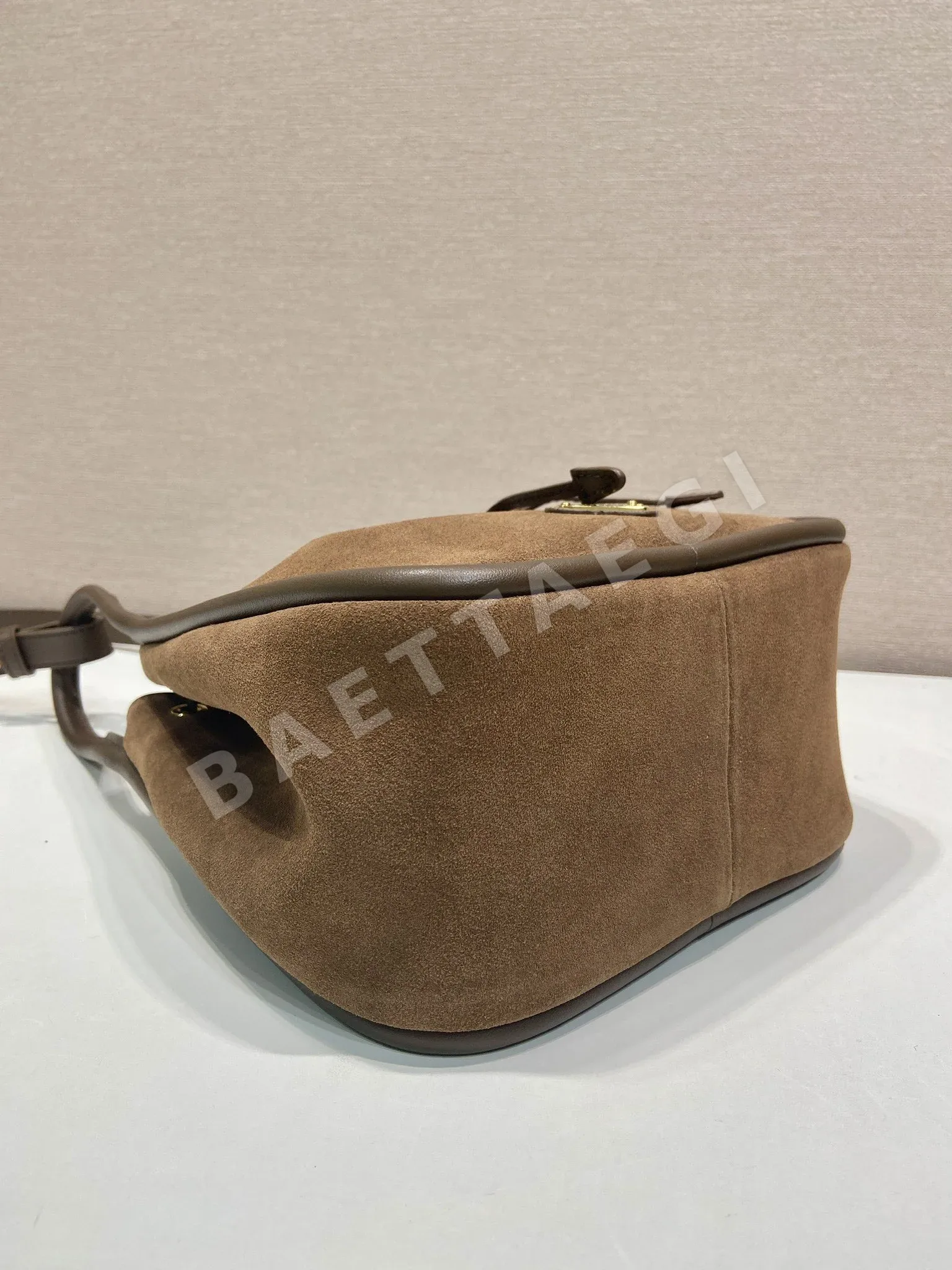 프라다 스웨이드 버킷백 1BE087 상세 이미지 7