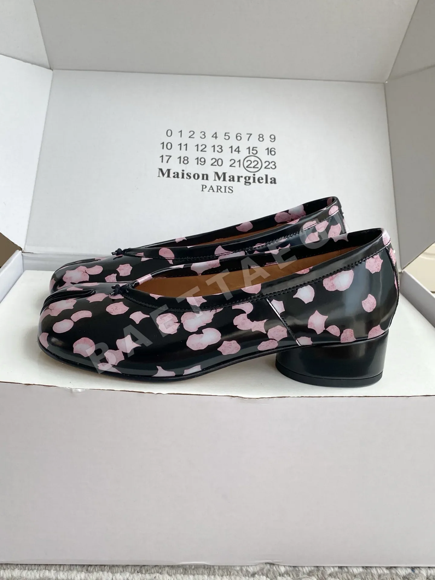 마르지엘라 체리블라썸 프린트 타비 스플릿토 오픈백 샌들 상세 이미지 2