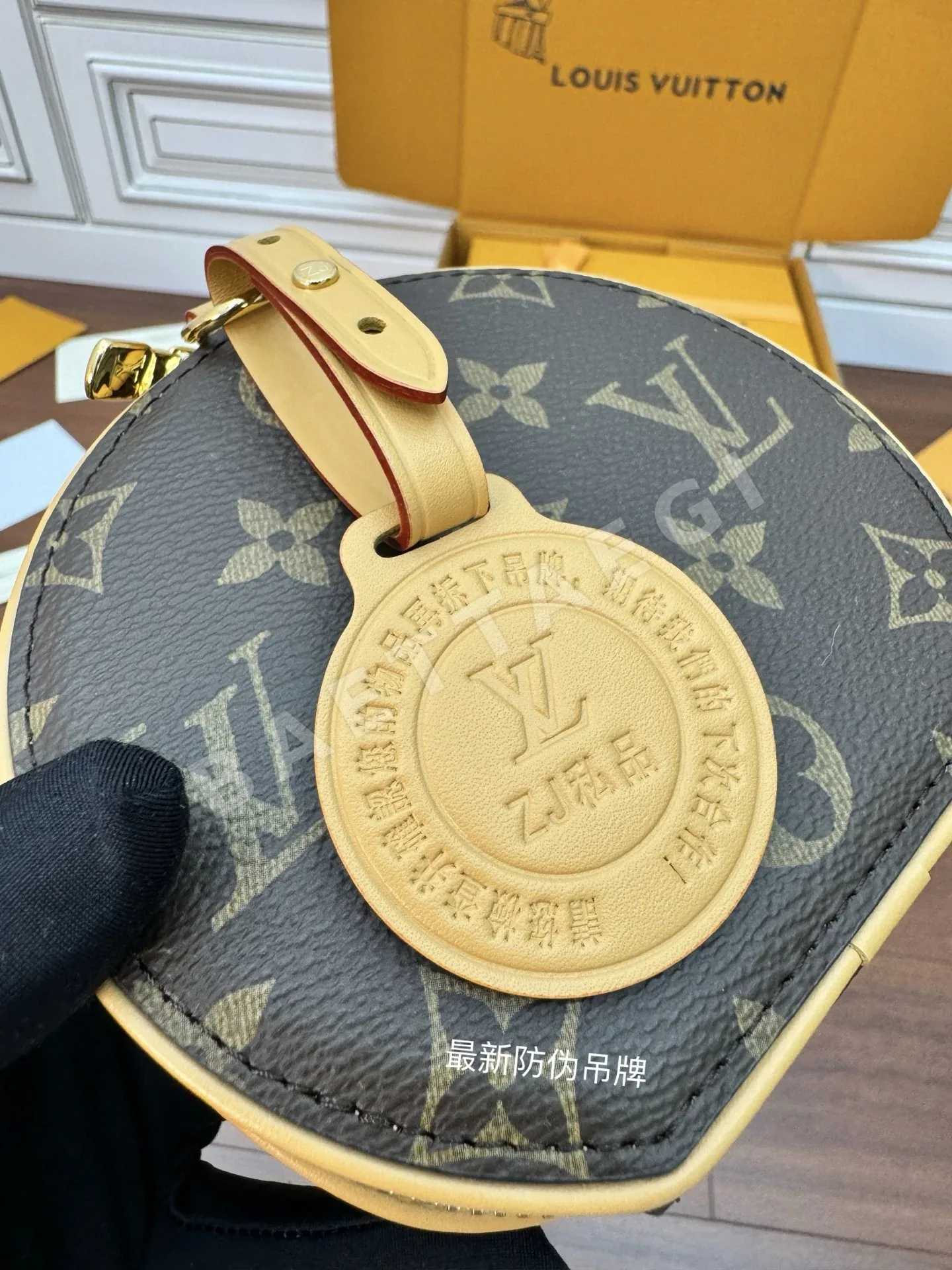 루이비통 다이아몬드 패턴 가죽 가방 M44699 상세 이미지 5