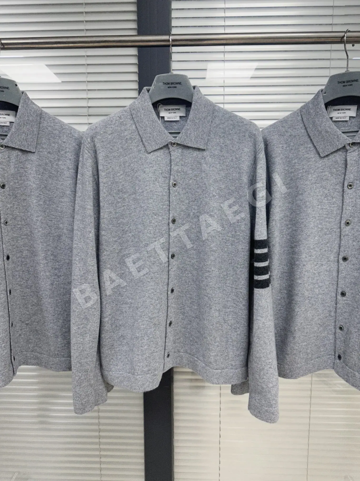 톰브라운 캐시미어 그레이 4바 스트라이프 폴로 카라 니트 가디건 상세 이미지 2