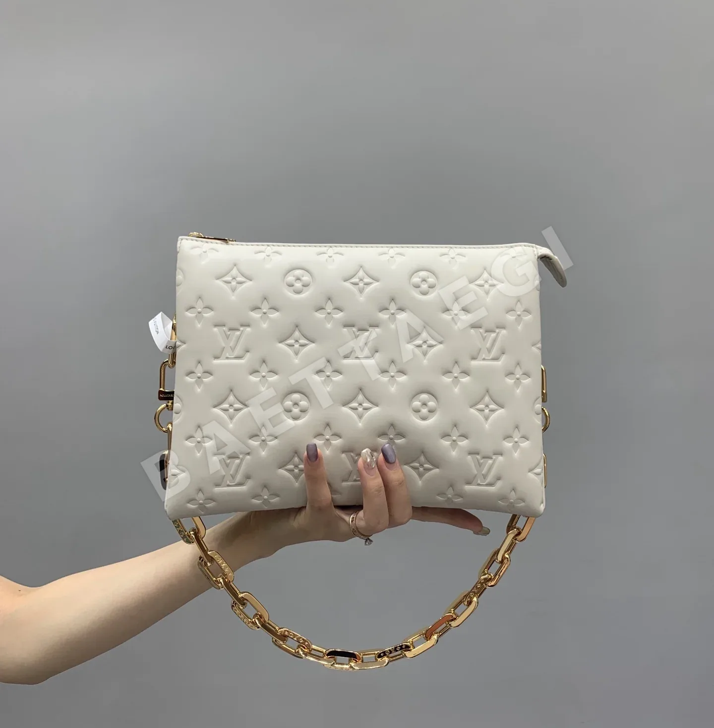루이비통 로메가 화이트 스몰 가방 M57790
