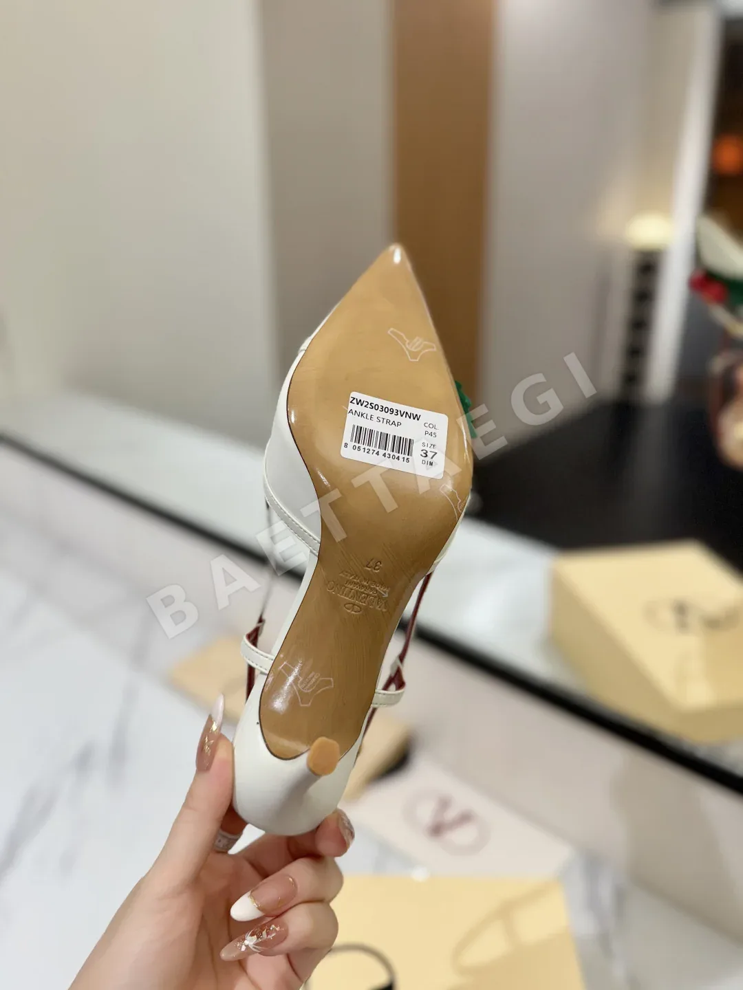 발렌티노 V 버클 벚꽃 샌들 상세 이미지 9