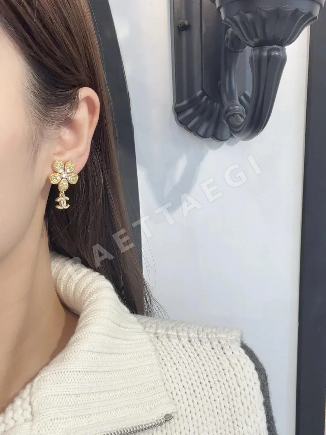 샤넬 골드 플라워 펜던트 더블 C 스터드 귀걸이 상세 이미지 2