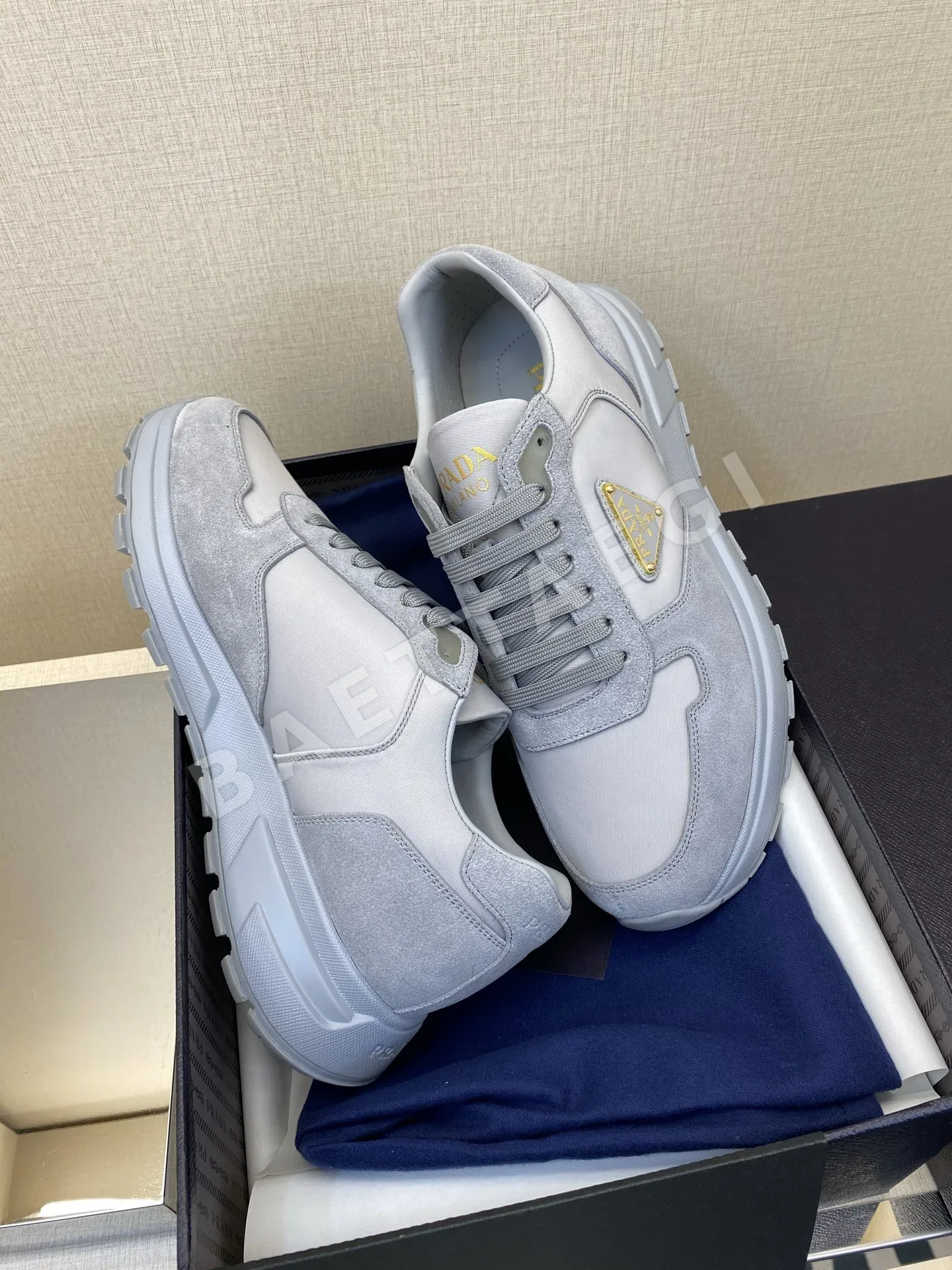 프라다 스니커즈 남성 스웨이드 삼각형 로고 상세 이미지 9