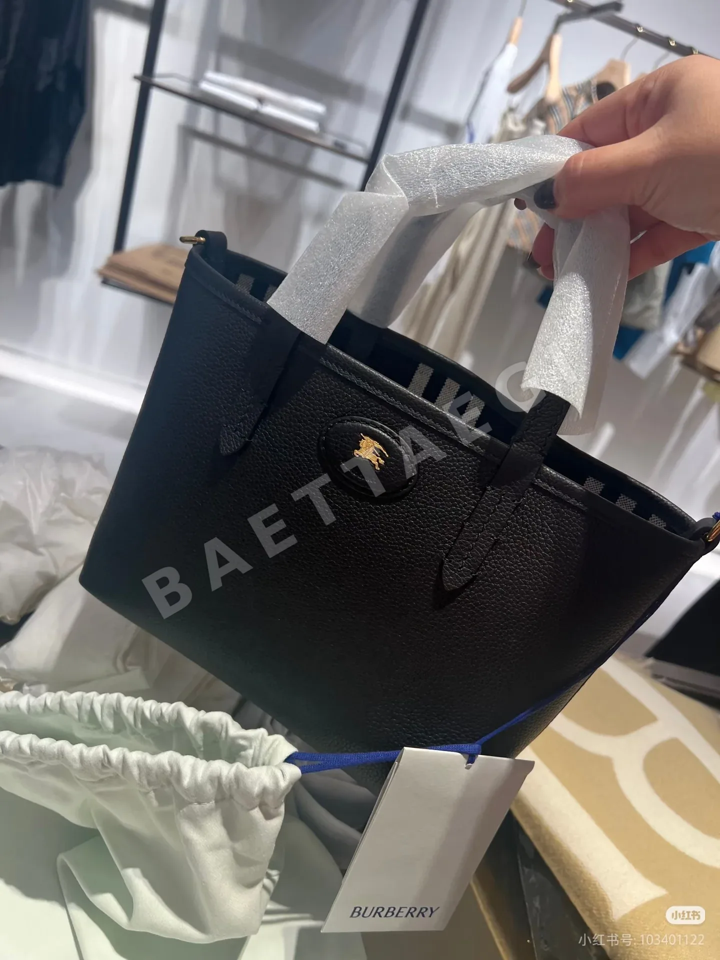버버리 카라멜 브라운 미니 토트백 상세 이미지 4