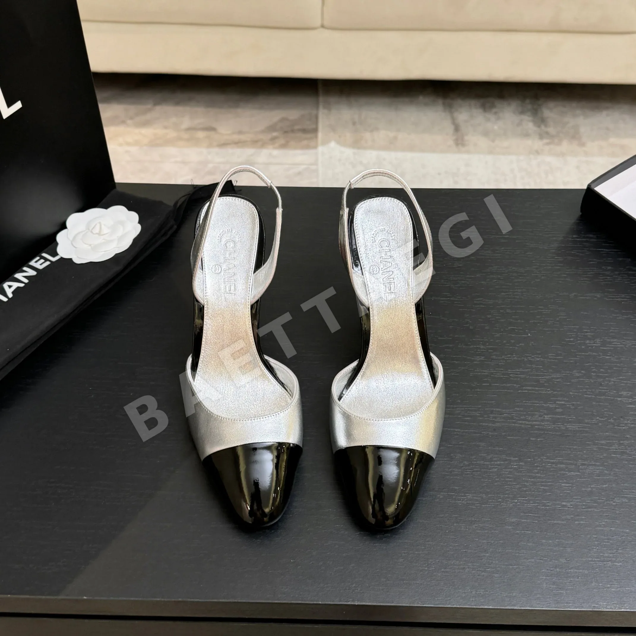 샤넬 더블 C 컷아웃 플랫 힐 신발 115367