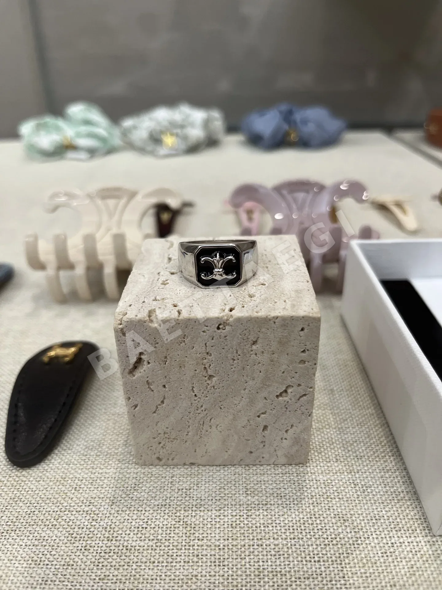 셀린느 3D 개선문 로고 블랙 에나멜 목걸이 상세 이미지 3
