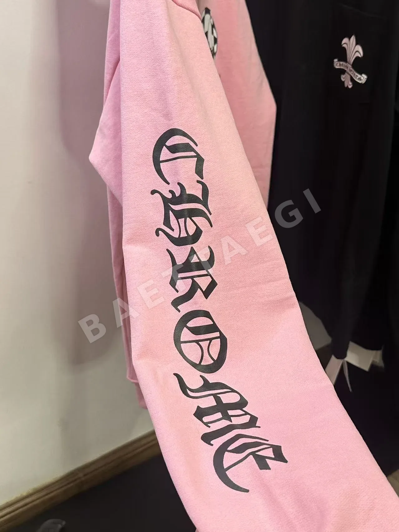 크롬하츠 여성 핑크 크로스 긴팔 티셔츠 상세 이미지 4