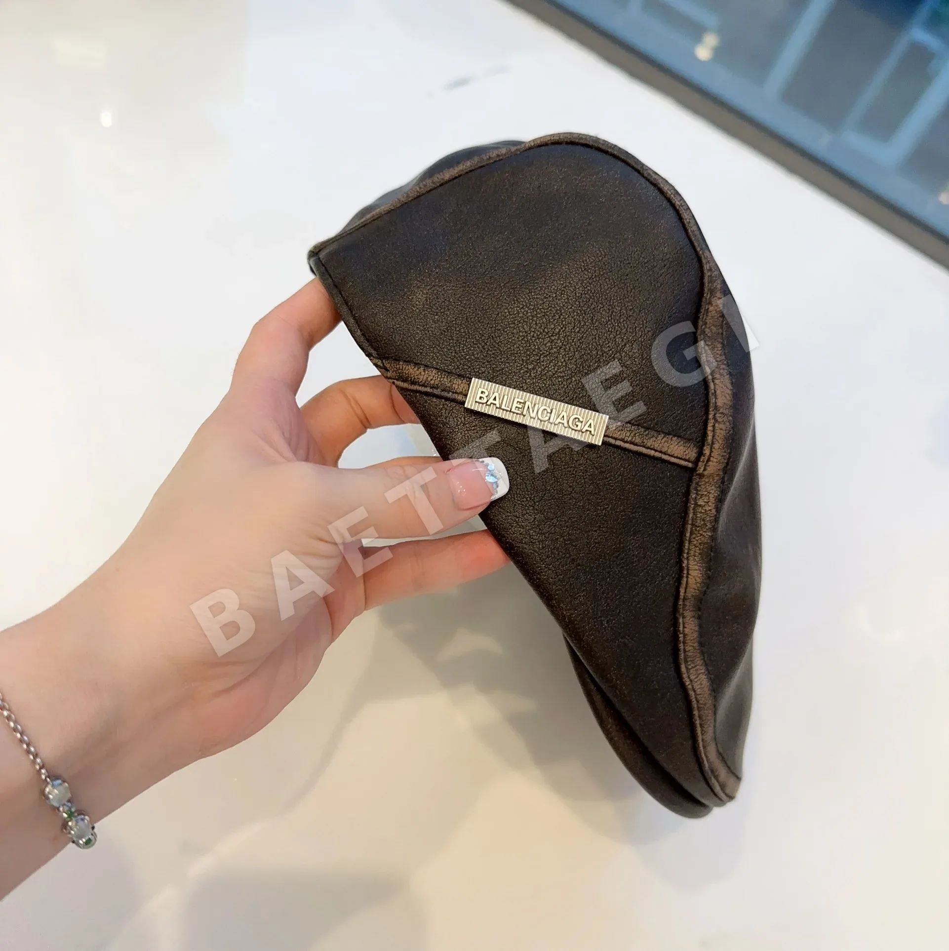 발렌시아가 가죽 워시 가공 베레모 모자 상세 이미지 9