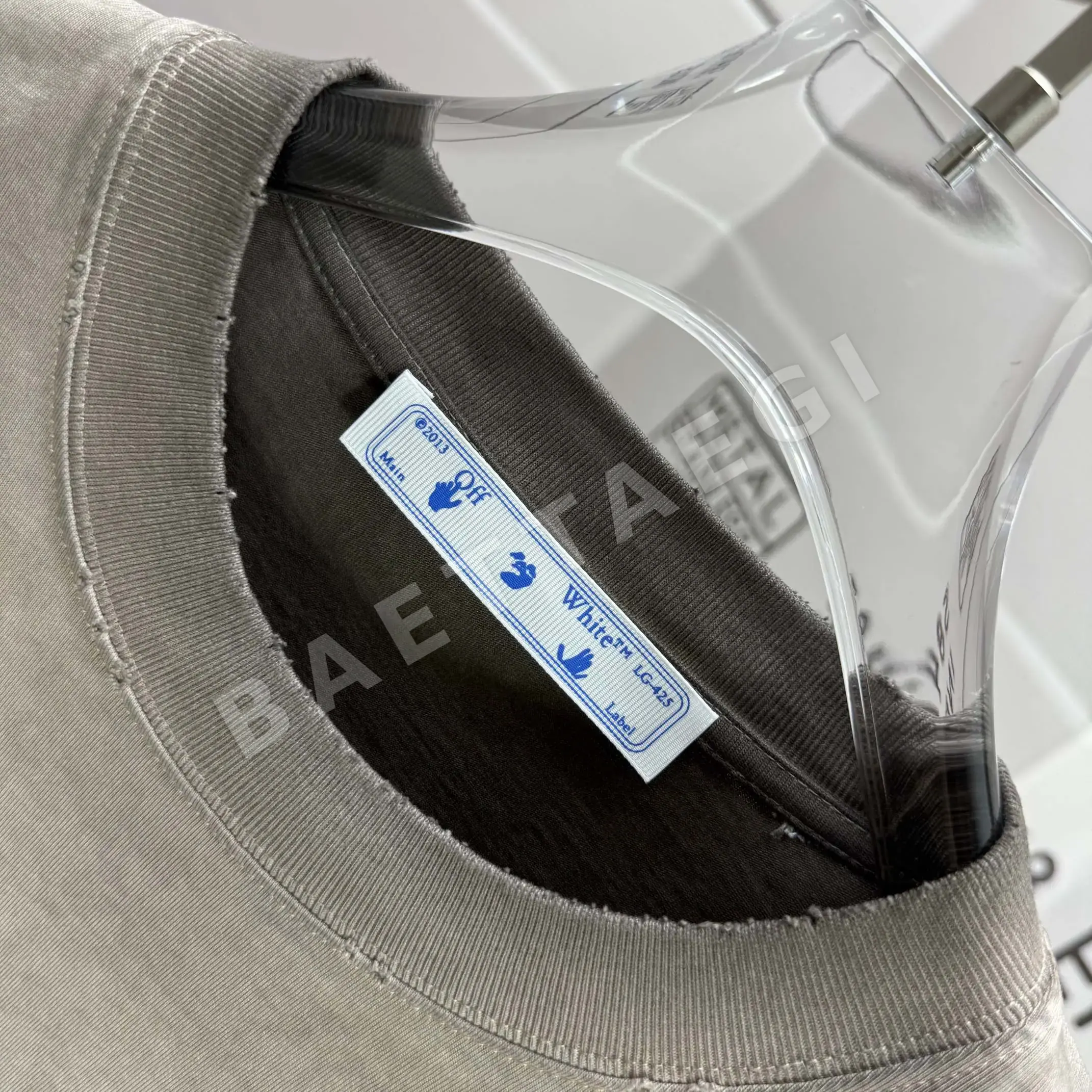 오프화이트 워시 가공 크루넥 반팔 티셔츠 상세 이미지 5