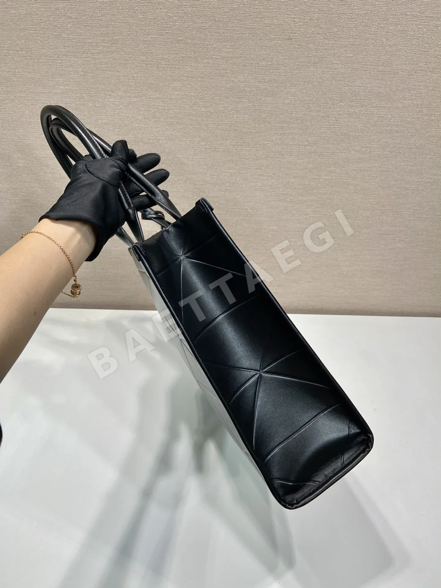 프라다 삼각형 퀼팅 카프스킨 토트백 라지 1BA377 상세 이미지 5