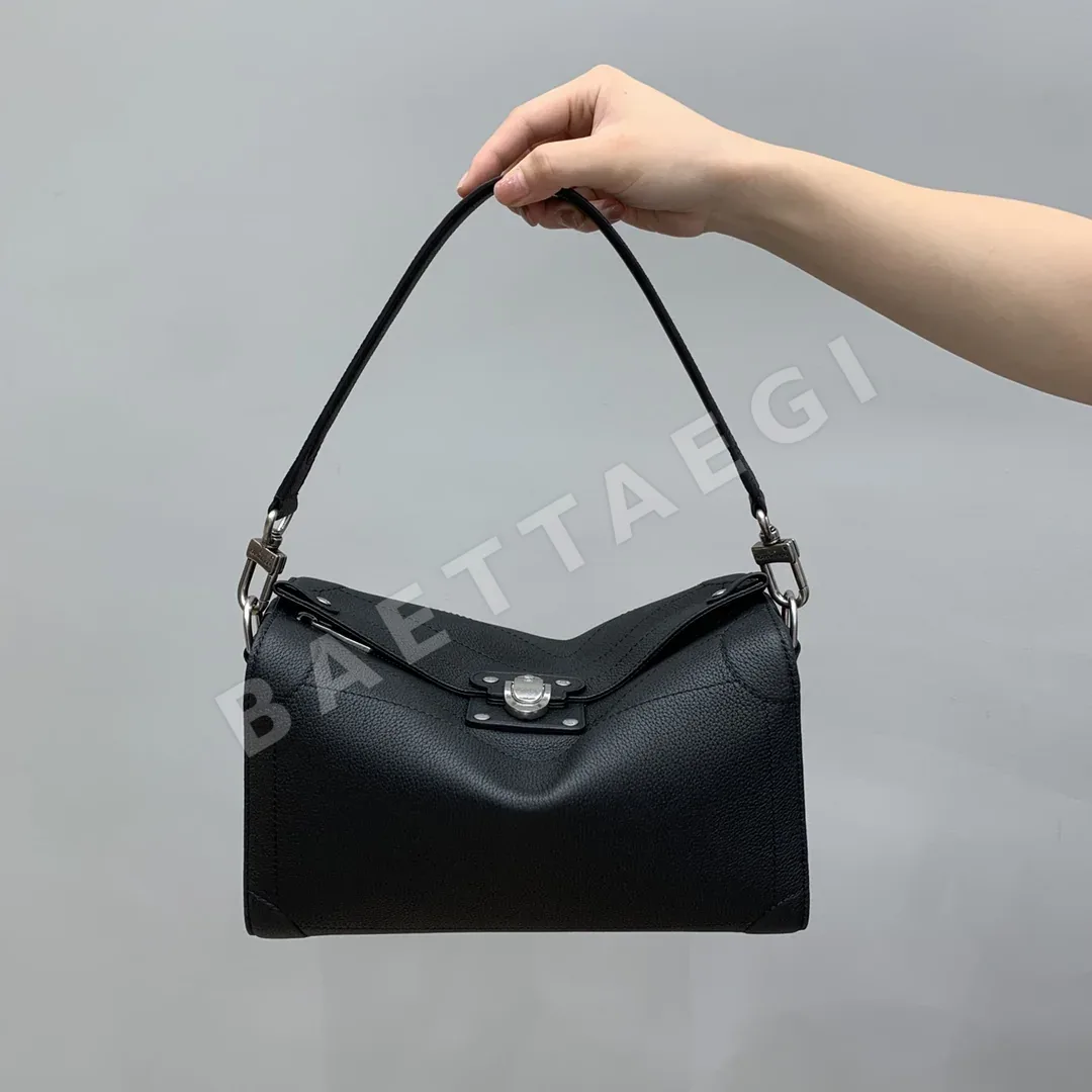 루이비통 슈브레드 올블랙 소가죽 가로형 가방 M11615
