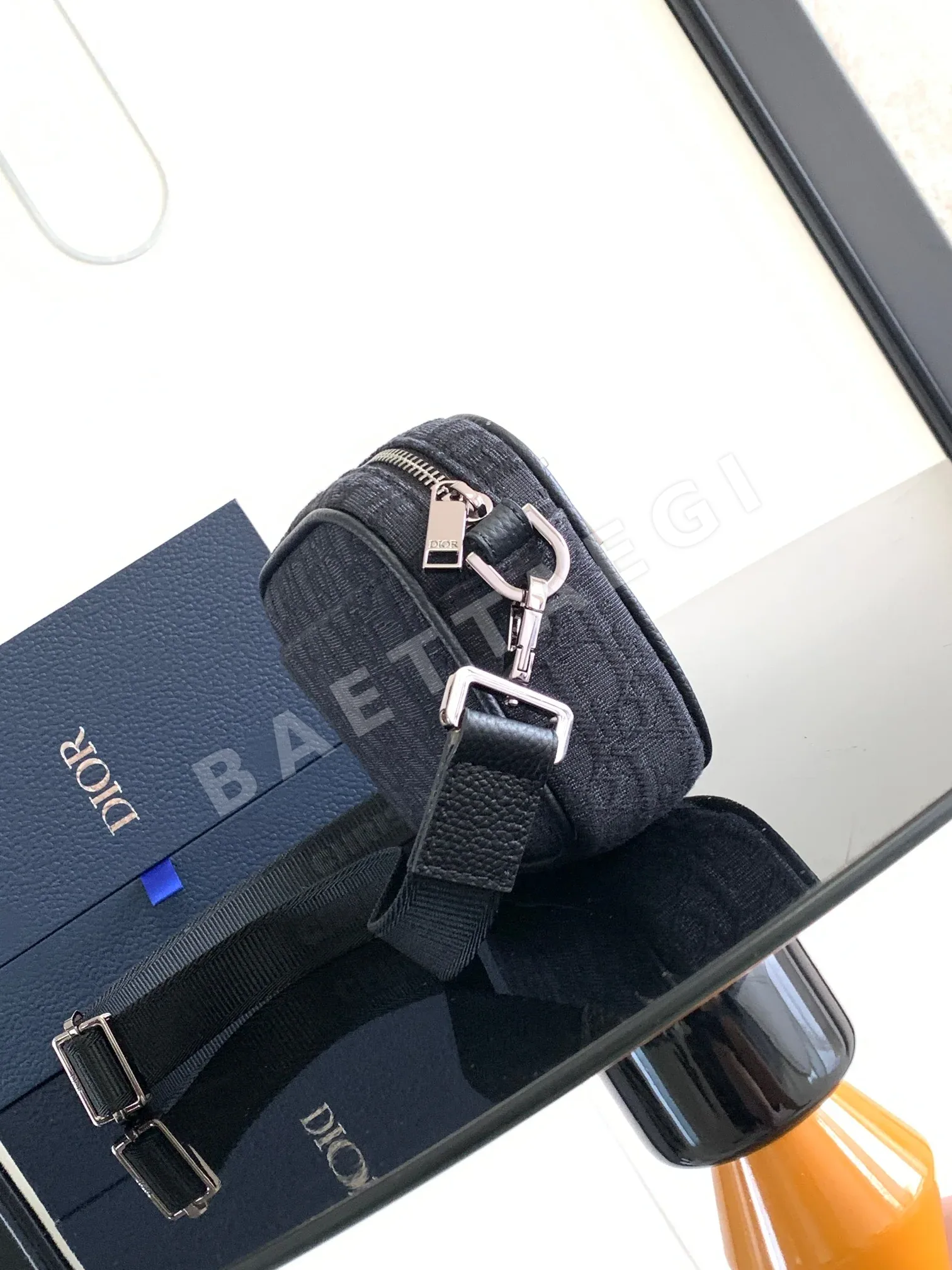 디올 사파리 미니 카메라 가방 상세 이미지 2