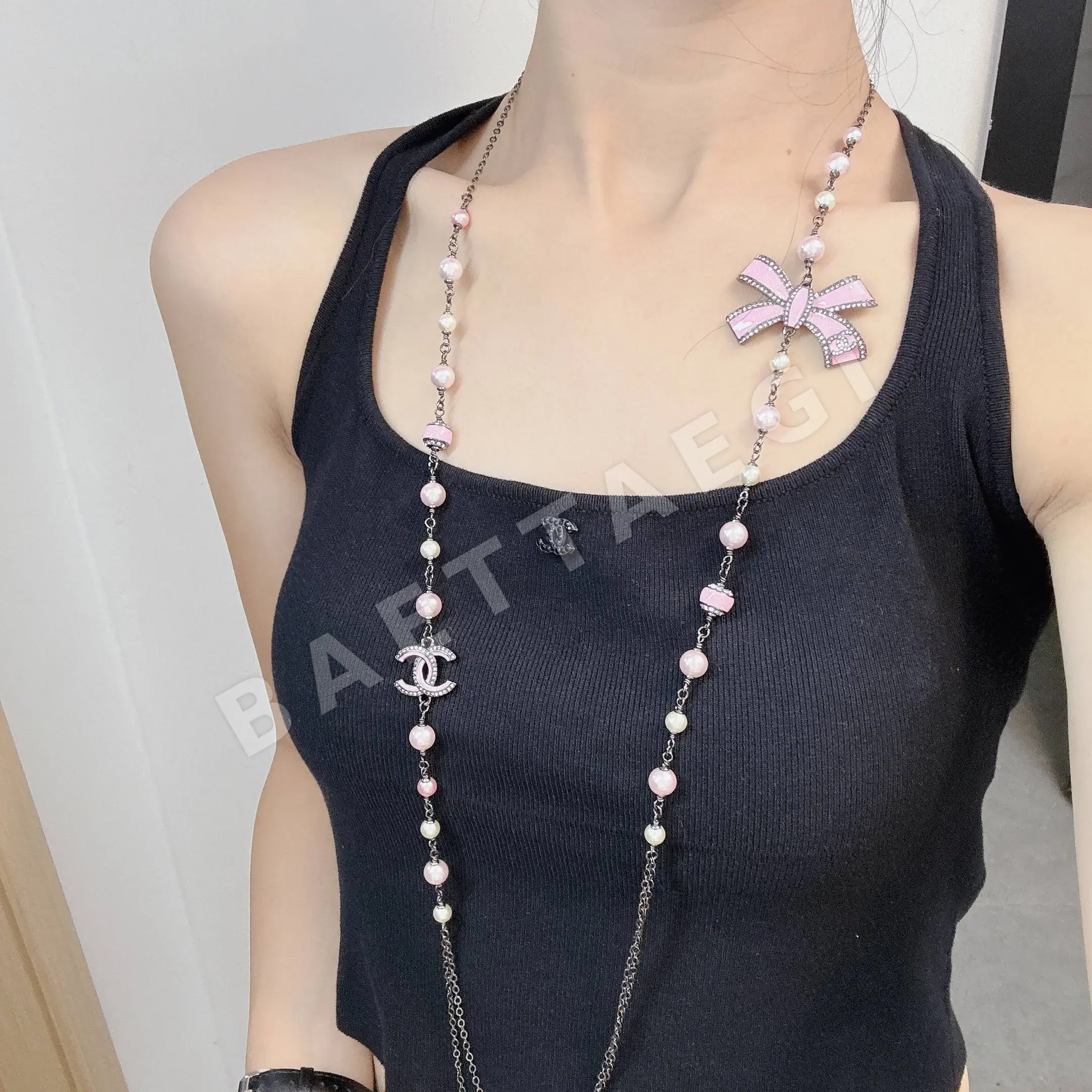 샤넬 메티에다르 수련 엠보싱 하트 초커 목걸이 153782