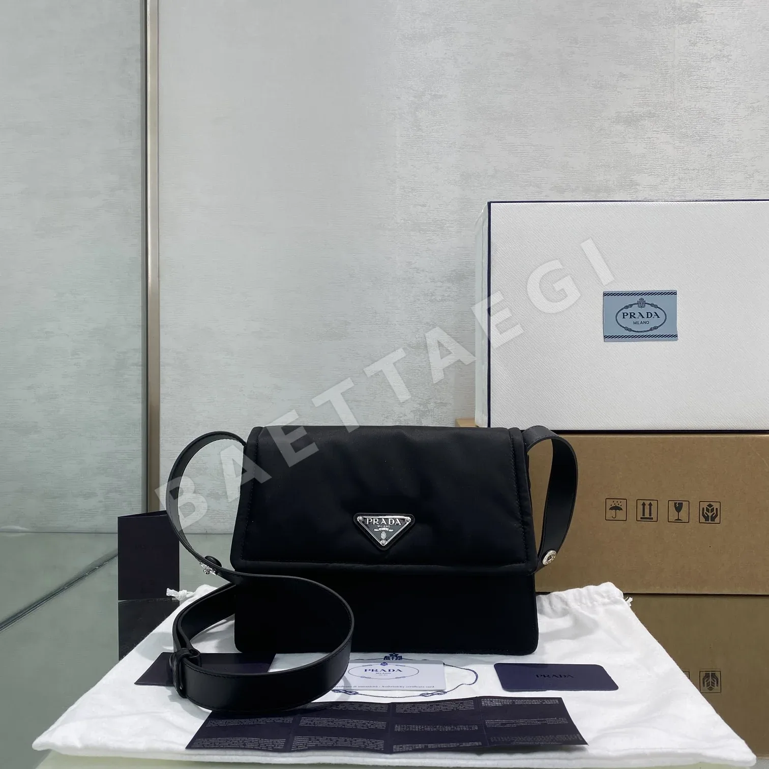 프라다 나일론 삼각 로고 미니 메신저백 136676