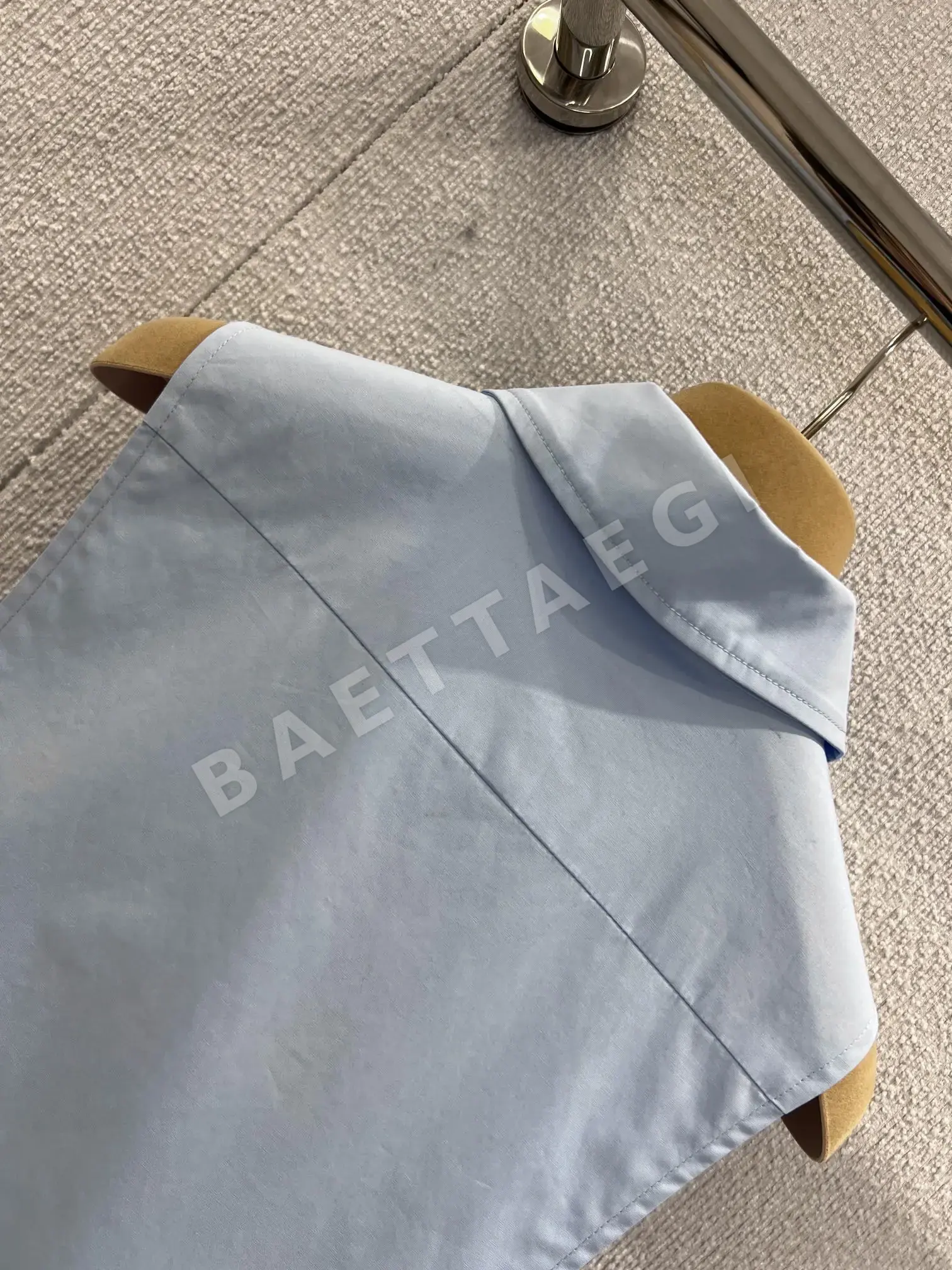 미우미우 레터 자수 노슬리브 면 셔츠 상세 이미지 4