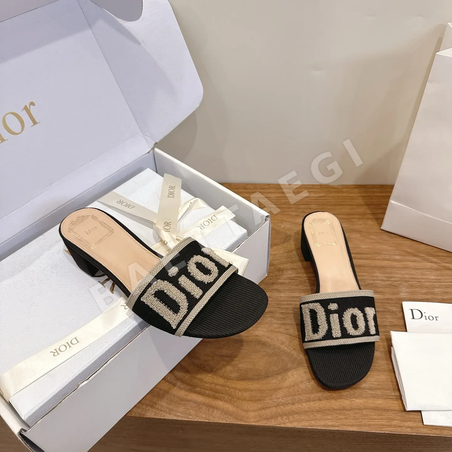디올 CD 로고 자수 슬립온 샌들 상세 이미지 6