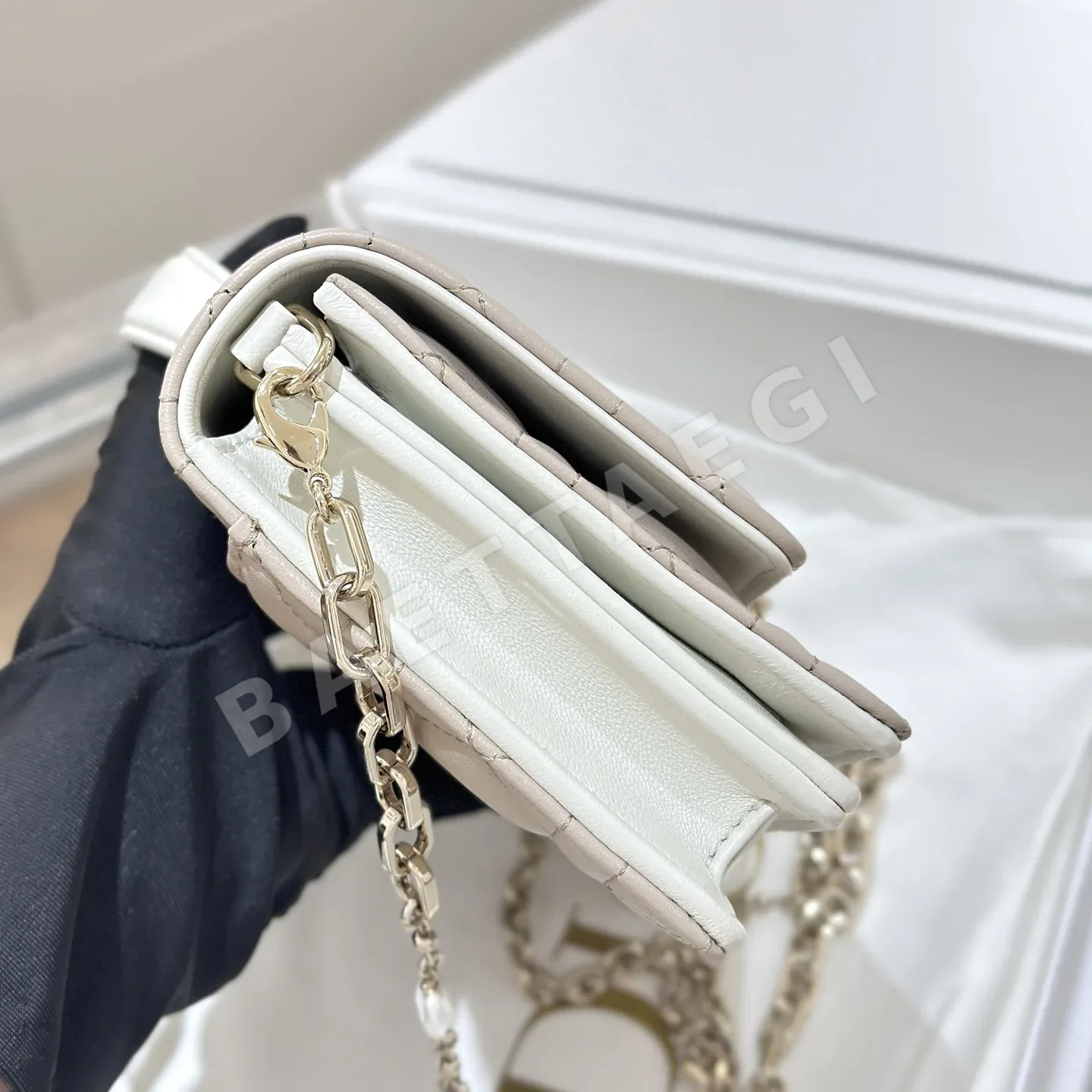 디올 진주장식 양가죽 클러치백 상세 이미지 3