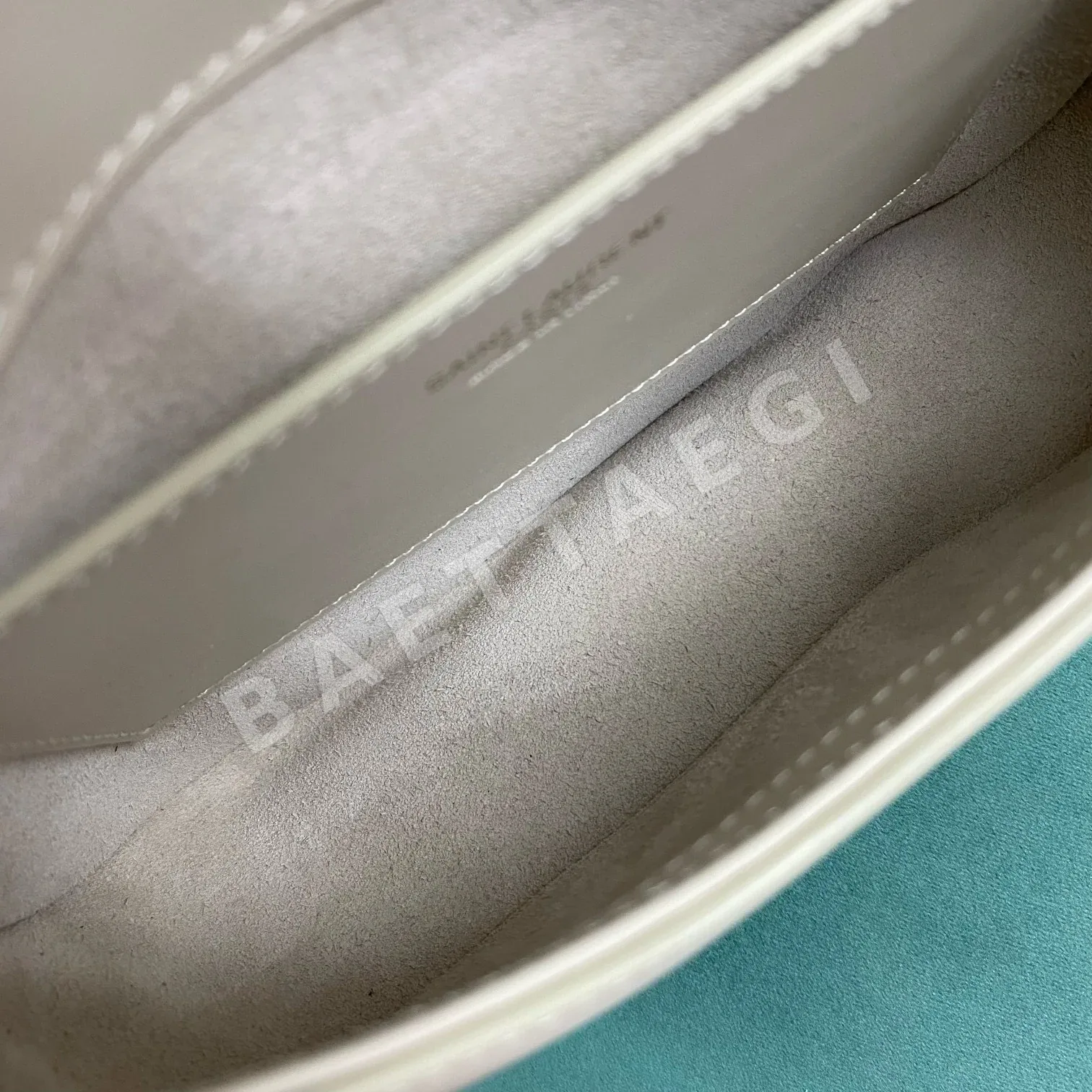 생로랑 플랩 언더암 가방 상세 이미지 7