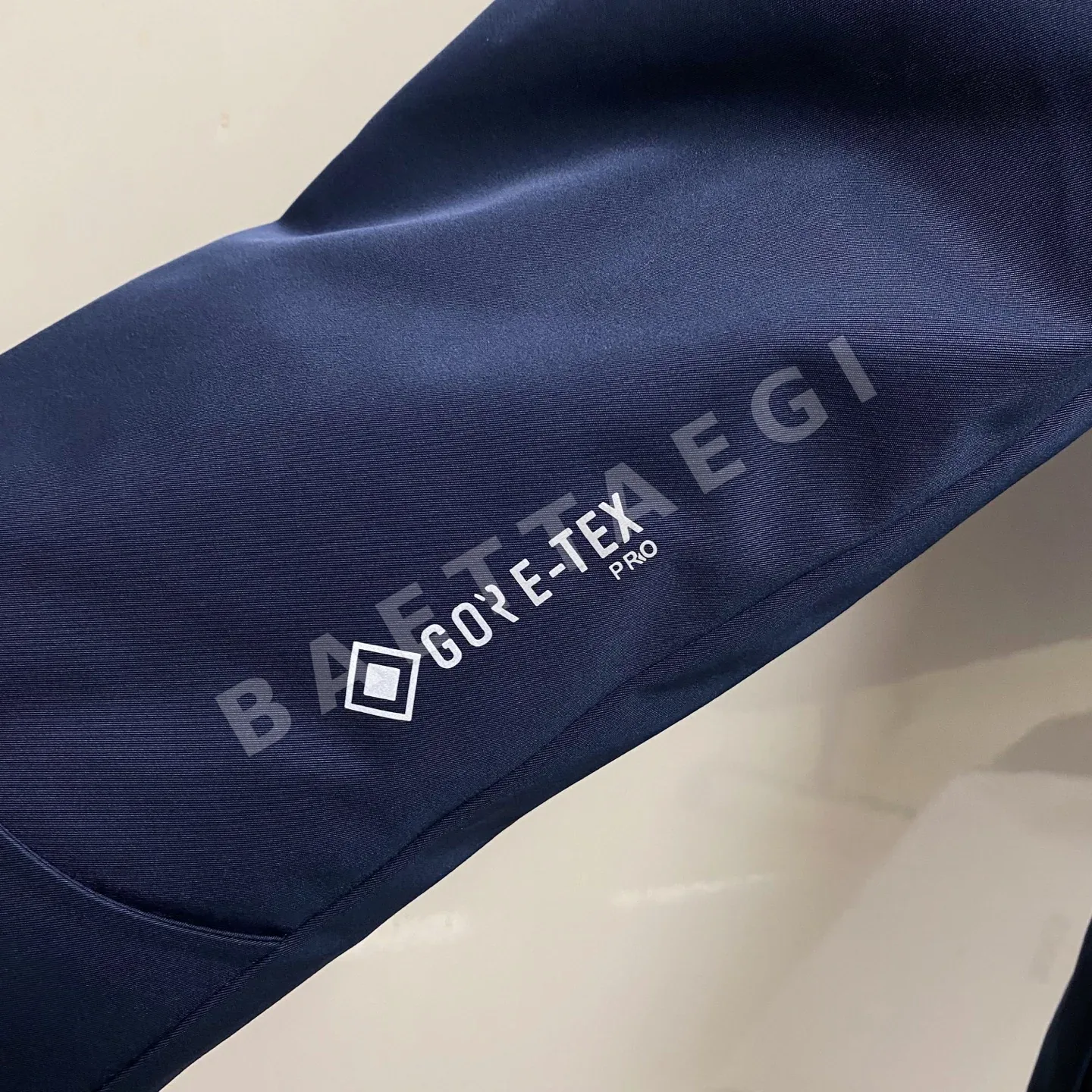 몽클레르 남성 그레인 블라미네이트 스키 다운 패딩 점퍼 상세 이미지 7