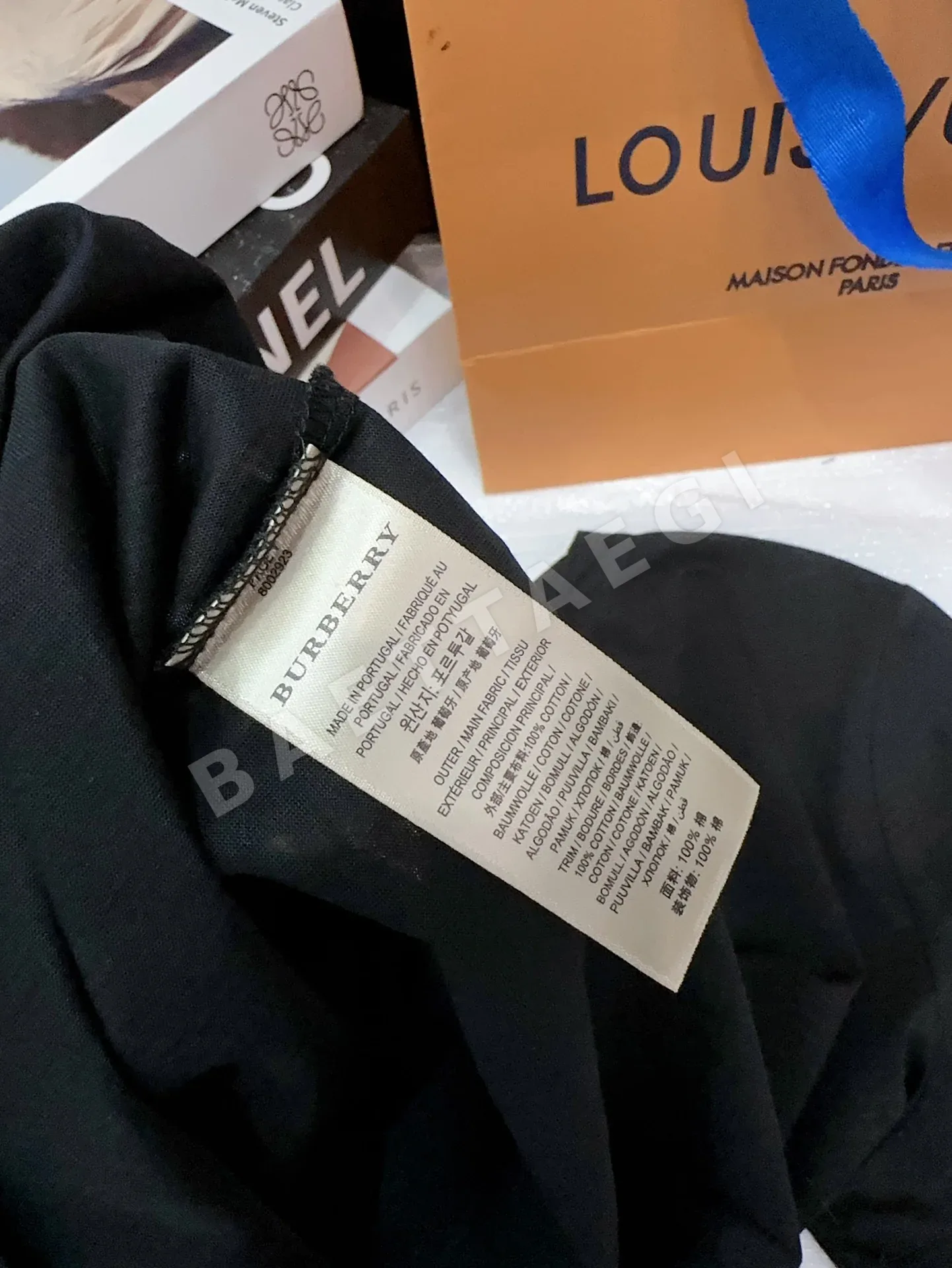 버버리 자수 비즈 로고 V넥 반팔 티셔츠 상세 이미지 9