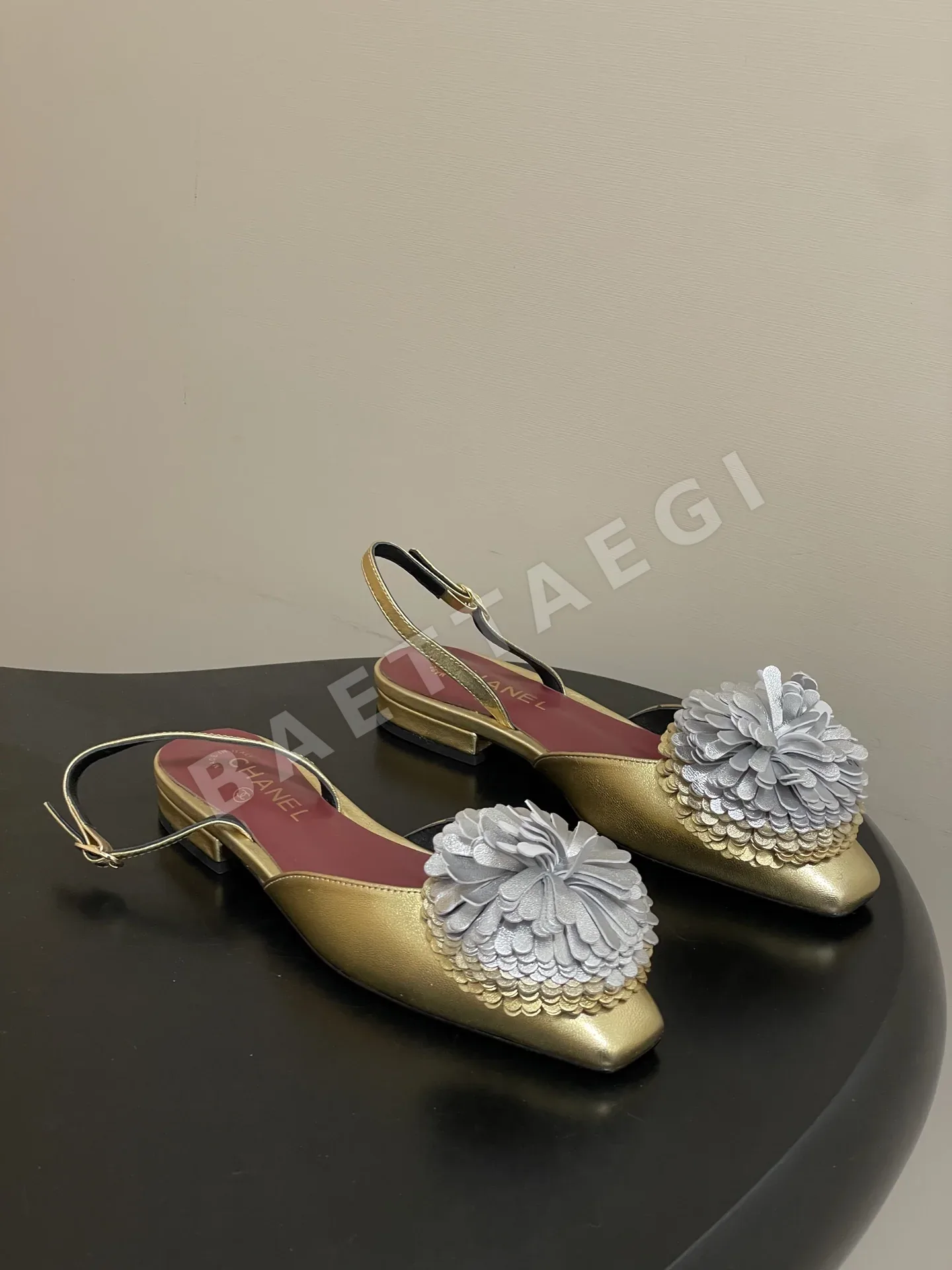 샤넬 카멜리아 백스트랩 플랫 샌들 104972