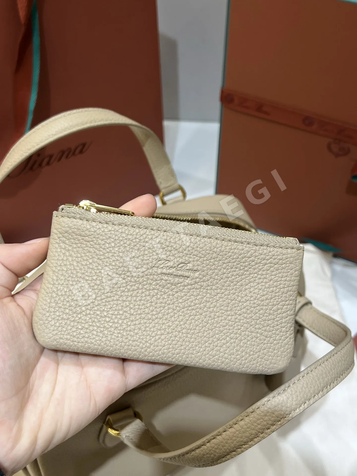로로피아나 니들 스몰 핸드백 밀크티 상세 이미지 7