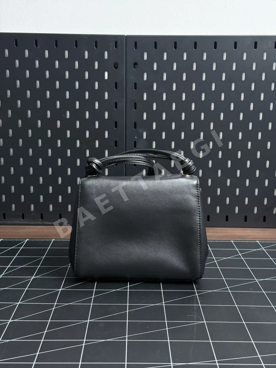 샤넬 26a 검은색 봉투 가방 상세 이미지 3