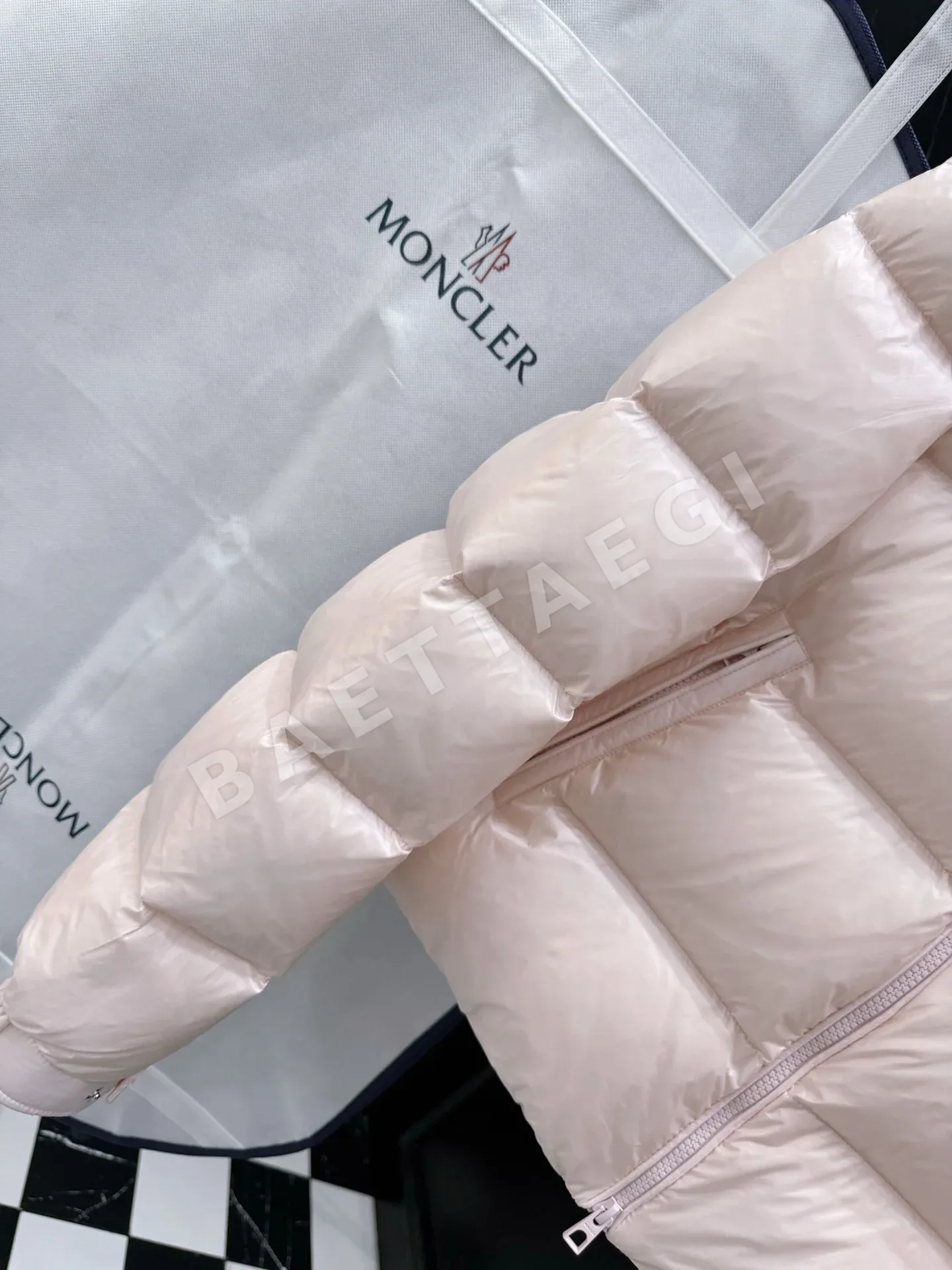 몽클레르 여성 덕다운 패딩 상세 이미지 4