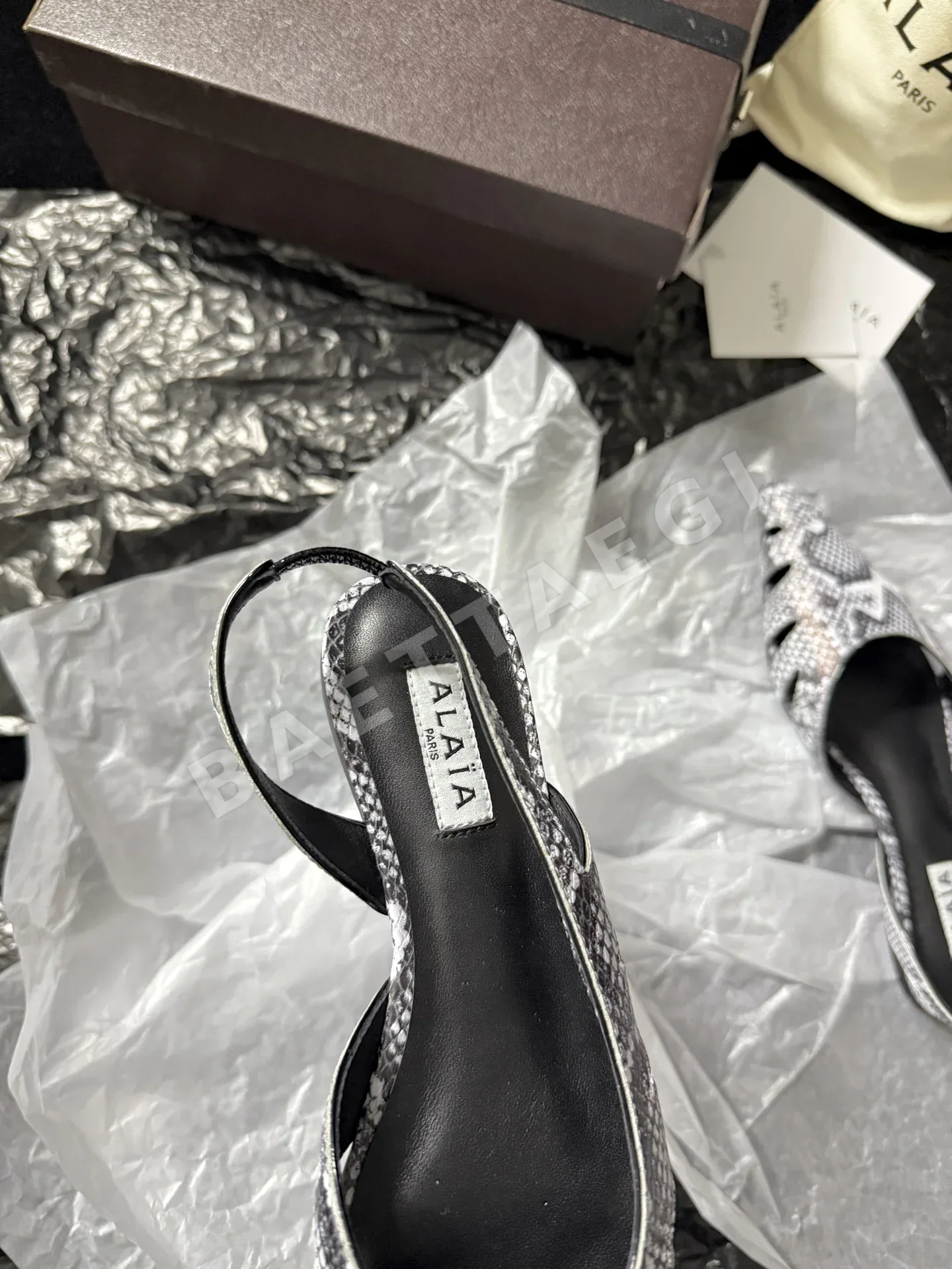 알라이아 스네이크스킨 커팅 아웃 백리스 샌들 상세 이미지 7