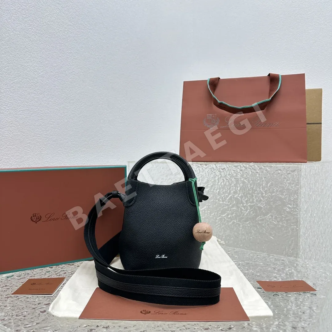 로로피아나 블랙 그레인 송아지가죽 스몰 버킷백 128825