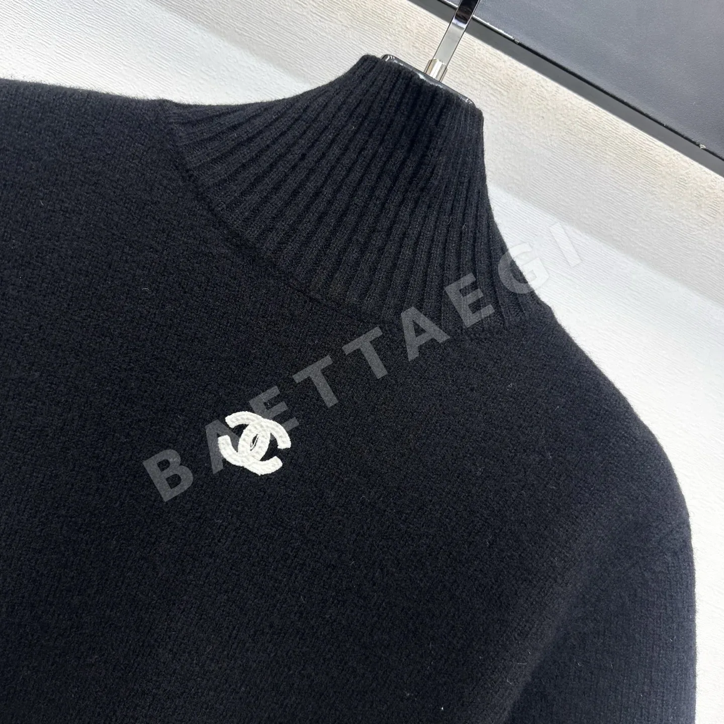 샤넬 더블 C 자수 하이넥 반팔 니트 상세 이미지 4