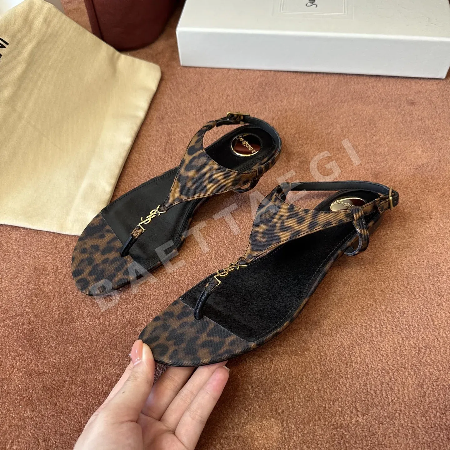 생로랑 금장 장식 뾰족 앞코 하이힐 신발 상세 이미지 8