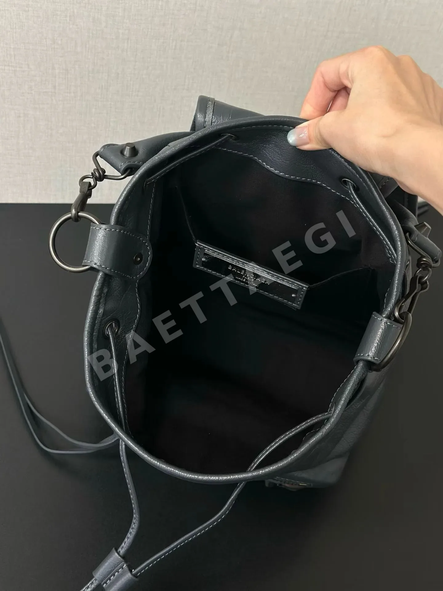 발렌시아가 주름 램스킨 다크 그레이 백팩 상세 이미지 9